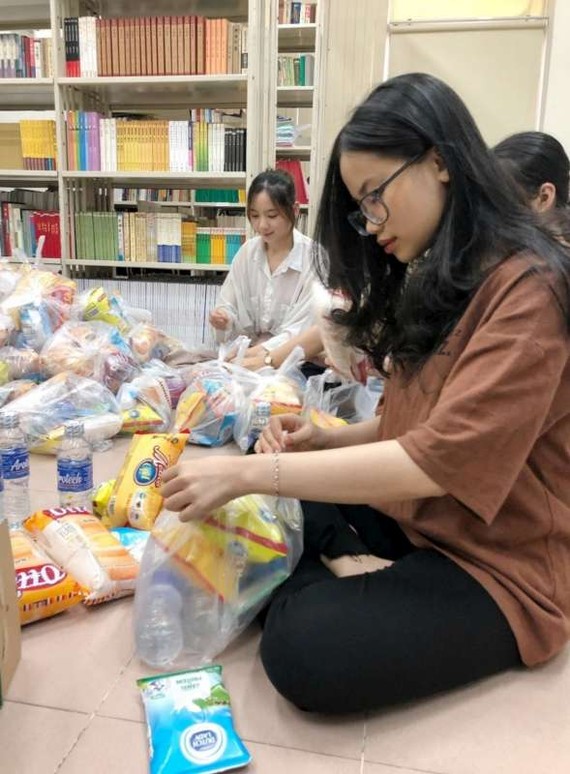 中文系大学生在准备 礼物送给贫困者。