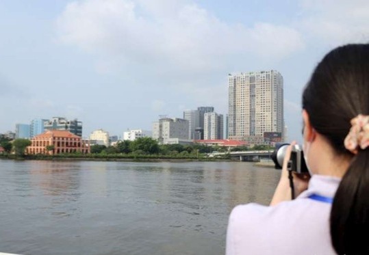學生們乘船在西貢河上拍下本市美景