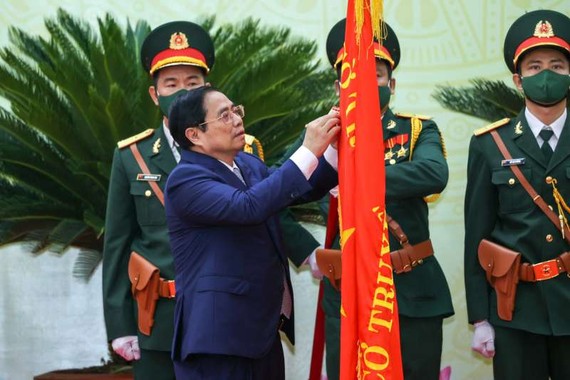 政府總理范明政把一等勞動勳章別上寧順省的傳統旗幟。