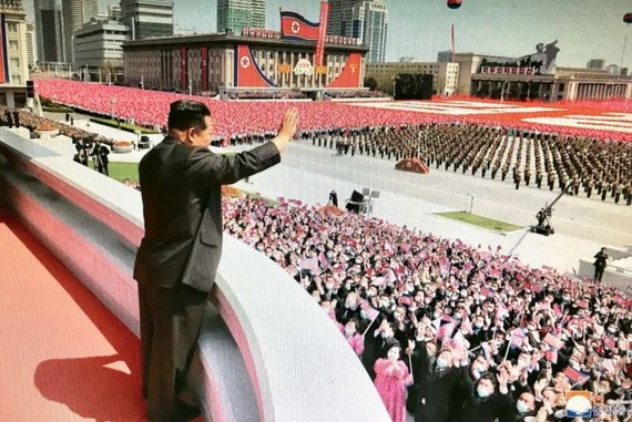 北韓領導人金正恩十五日向金日成廣場上慶祝「太陽節」的民眾揮手致意。（歐新社）