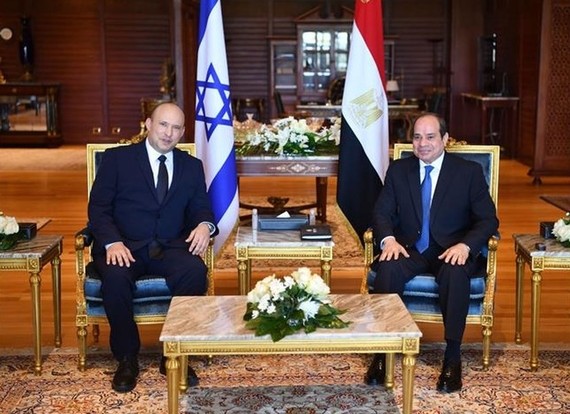 以色列總理班奈特（左）和埃及總統塞西（右）會面。這是以色列總理10多年來首度正式訪問埃及。（圖取自埃及總統府網頁presidency.eg）