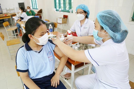 　　本月18日下午，在守德市協平政坊吳志國中學為六年級少兒接種 新冠疫苗。