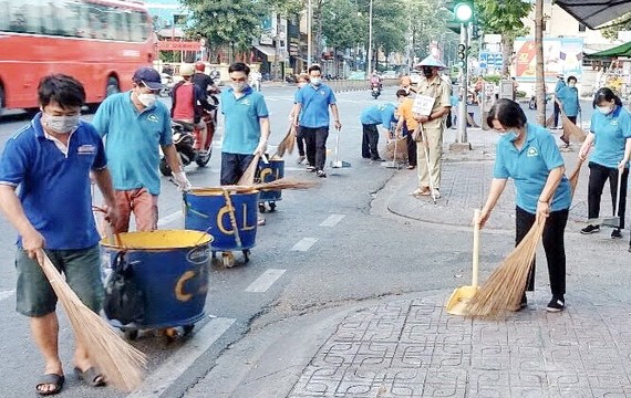 蓮華寺綠色環保俱樂部志願者參加清掃街道。