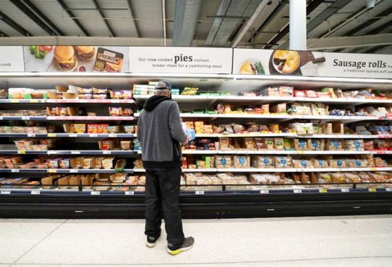 一名男子在英國曼徹斯特一家超市內購物。