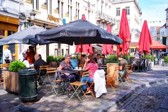 人們在比利時布魯塞爾的一家咖啡館喝咖啡。