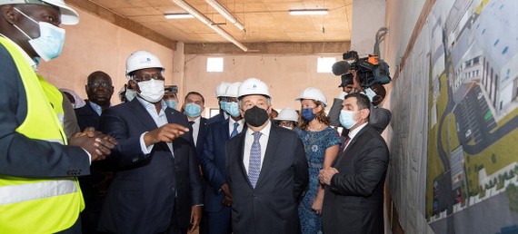 古特雷斯和塞內加爾總統參觀巴斯德研究所在達喀爾新建的一個高科技疫苗生產設施。