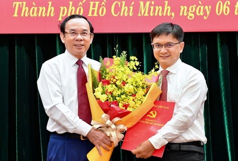 黨中央政治局委員、市委書記阮文年 向阮孟強同志頒授委任《決定》。