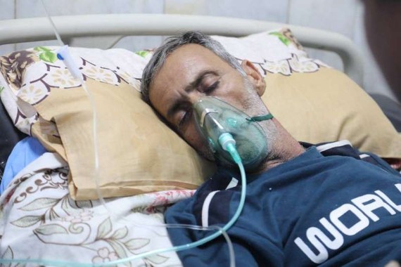 5月5日，在伊拉克巴格達，因呼吸問題入院的市民接受治療。新華社發（哈利勒·達伍德攝）