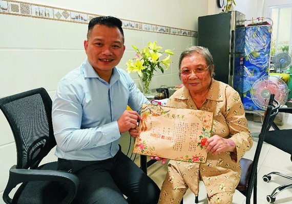 黎氏紅大娘向“西堤華人文化陳列室”捐贈她與鄭廣偉的結婚證書。