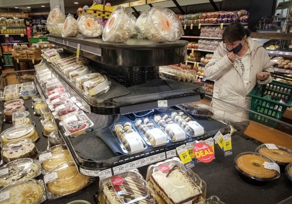 一名女子在加拿大溫哥華的超市購買食品。