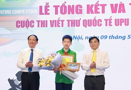 組委會向奪得一等獎的阮平源學生頒獎。