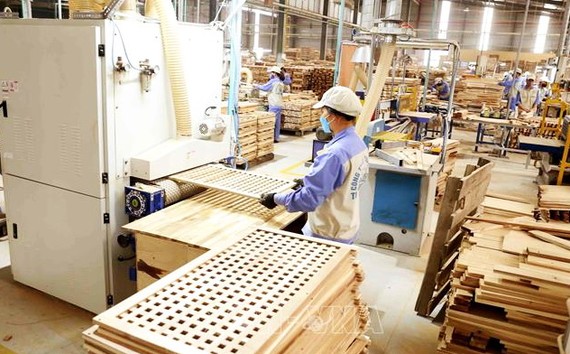 宣光省WOODSLAND股份公司正在生產外銷歐盟市場的木器。