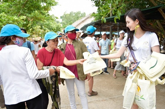 廣南省會安市向遊客派發環保袋。