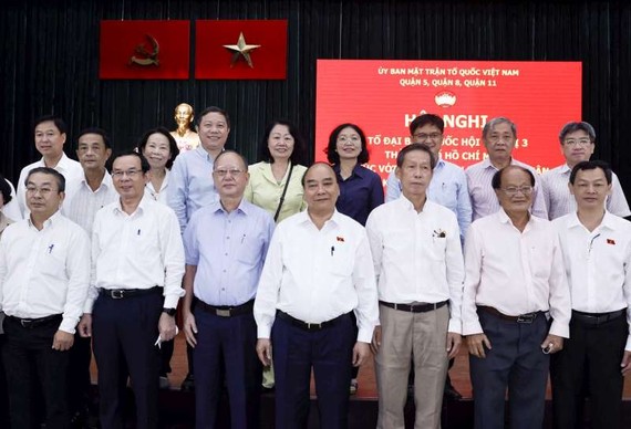國家主席阮春福(右四)與市領導、華人會館、選民合照。