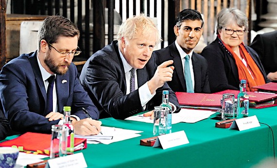 英國首相約翰遜在12日的內閣會議上提出削減公務員人數。路透社