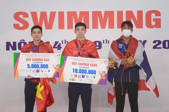 阮輝煌(中)奪得男子游泳1500米金牌。