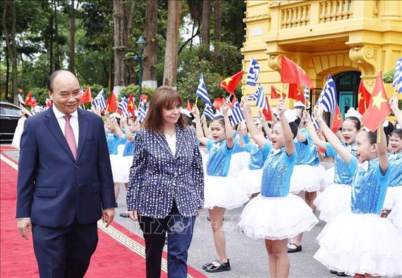 國家主席阮春福出席歡迎希臘總統 卡特琳娜‧薩凱拉羅普盧儀式。