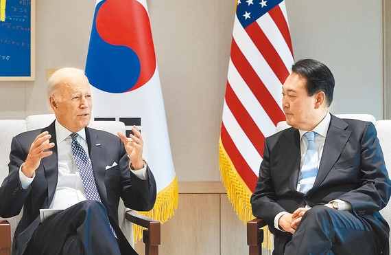 韓國總統尹錫悅（右）與到訪的美國總統拜登舉行會談。（中新社）
