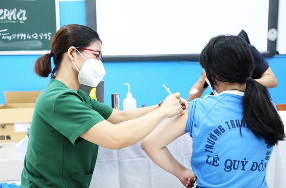 學生在接種疫苗。