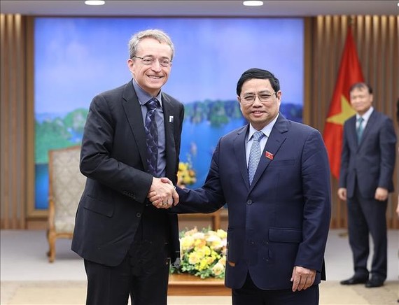 政府總理范明政與英特爾首席 執行官帕特‧基爾辛格交談。