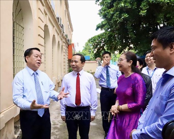 中央宣教部長阮仲義與 市國立大學校委交談。