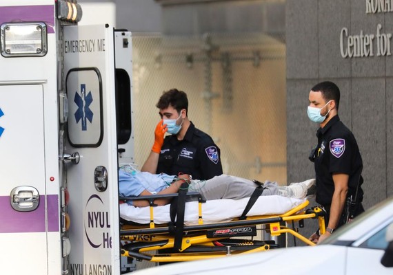 醫護人員在美國紐約一家醫院外轉運病人。（新華社記者王迎攝）