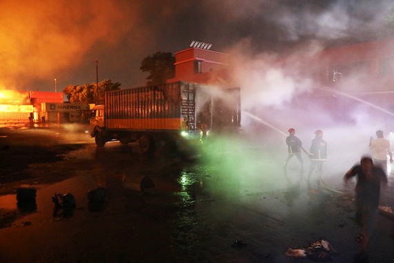 發生大火的貨櫃倉庫位於距主要港市吉大港（Chittagong） 約40公里處的希塔昆達（Sitakunda）。（圖／美聯社）