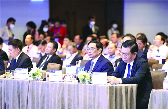 政府總理范明政出席全體會議高級座談會。