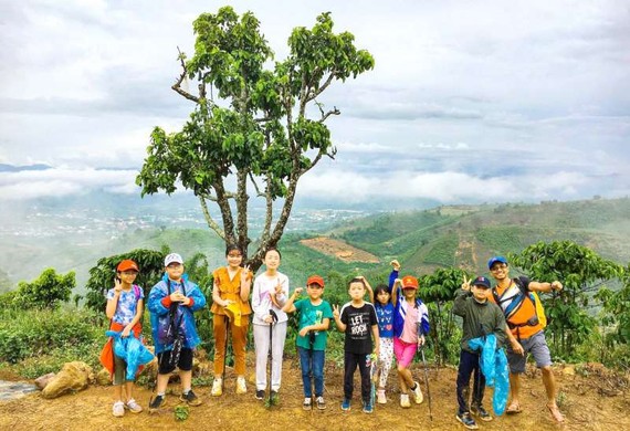 孩子們在林同省大平山上接近大自然。