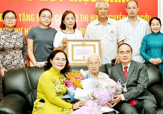 本市領導向吳氏惠同志頒授85年黨齡紀念章（2020年5月18日攝）。