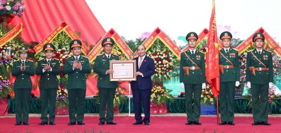 國家主席阮春福向第11兵團頒授三等捍衛祖國勳章。