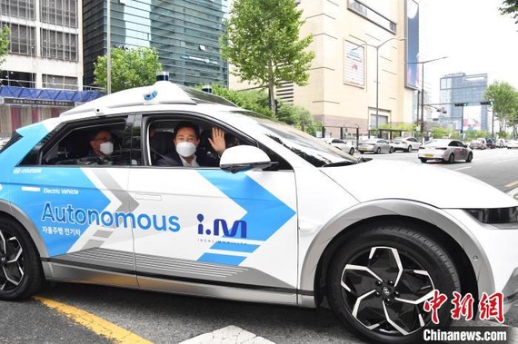 首爾市市長吳世勳試乘自動駕駛汽車。