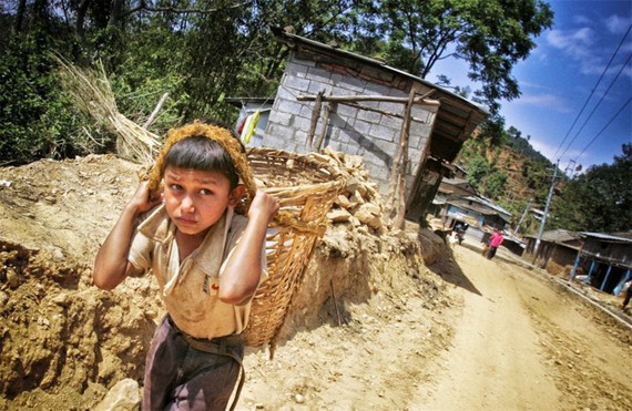 一名小男孩在尼泊爾加德滿都附近工作。