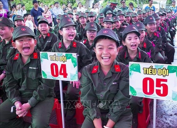 學生們參加暑假“軍事學期”。