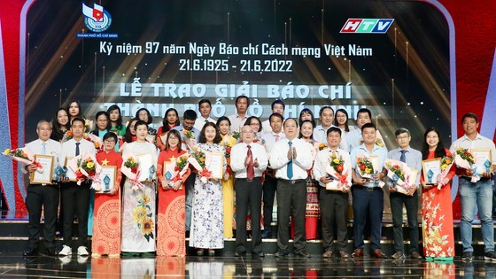 市委副書記阮胡海、市委宣教處主任潘阮如奎與獲獎者合照。