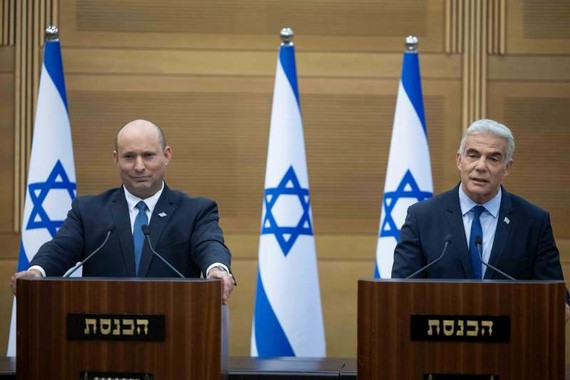 以色列總理貝內特（左）與候任總理、外長拉皮德在耶路撒冷共同發表講話。