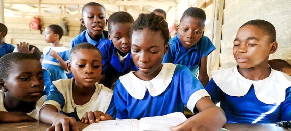 在喀麥隆，流離失所的孩子在學校上課。