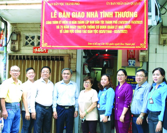 市人委會委員、市民族處主任黃文鴻玉 (右六)與各華人會館代表移交溫情屋。
