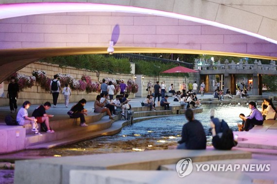 首爾市民在鐘路區的清溪川乘涼。 韓聯社