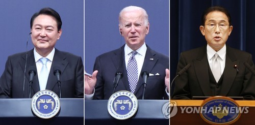 資料圖片：左起依次為韓國總統尹錫悅、美國總統拜登、日本首相岸田文雄。 韓聯社