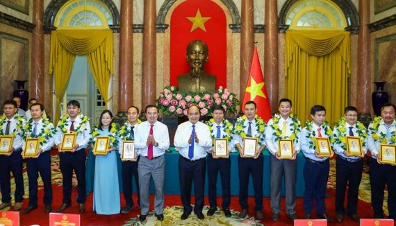 國家主席阮春福向油氣部門勞模贈送紀念品。