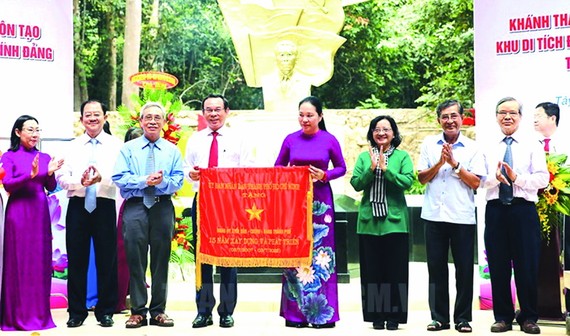市委書記阮文年向市民政黨機關黨部頒贈市人委會的 傳統錦旗。