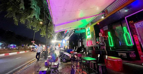 舊邑郡范文同街某酒肆的女DJ調高播放音量，而工作人員在 街上拉攏顧客。