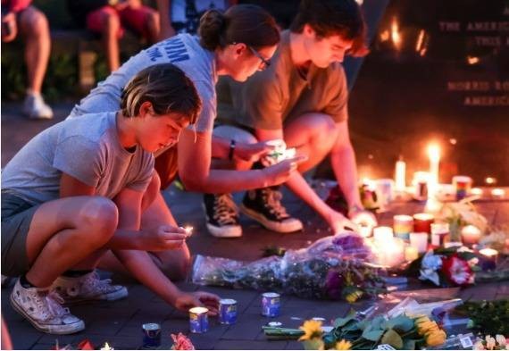 7月5日，在美國伊利諾伊州海蘭帕克市，人們點燃蠟燭悼念“獨立日”槍擊案遇難者。新華社發（喬爾·萊納攝）
