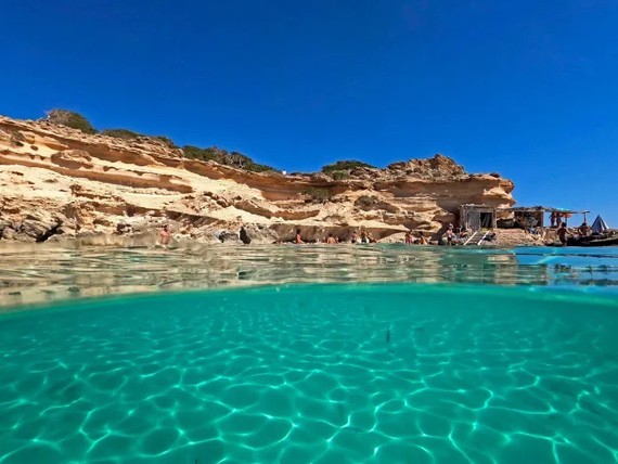 伊比沙島的海水顏色如礦泉水一樣。