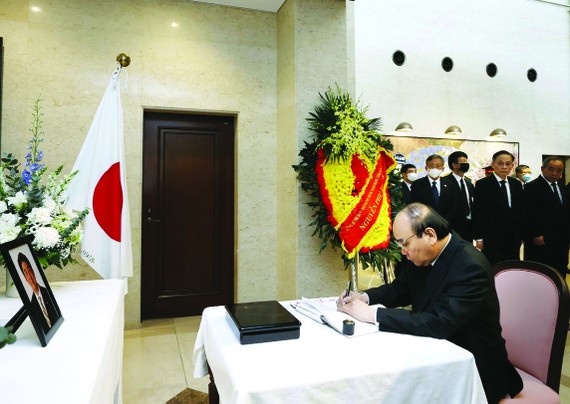 國家主席阮春福在弔唁簿留言。
