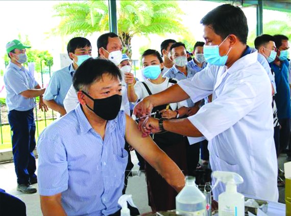 工業區為工人接種新冠疫苗。