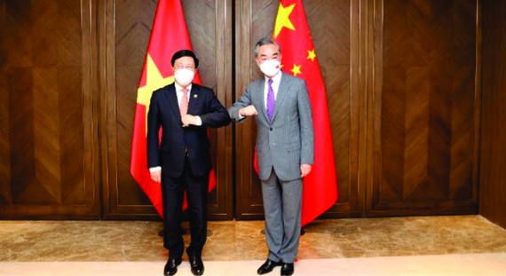 政府常務副總理范平明(左)與中國國務委員兼外交部長王毅合影。