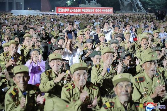 朝中社2021年7月28日報道，第7屆全國老兵大會27日在平壤祖國解放戰爭勝利紀念塔前舉行。【圖片提供 韓聯社】