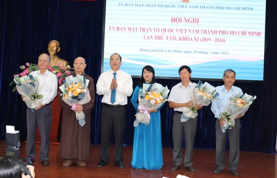 市委副書記阮胡海送花祝賀市越南祖國陣線委員會新任主席、副主席和委員。